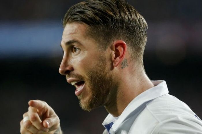 Ekspresi bek Real Madrid, Sergio Ramos, setelah mencetak gol kontra Real Madrid di Camp Nou, Sabtu (3/12/2016). 