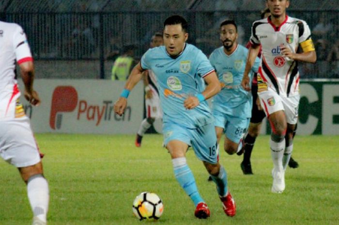 Gelandang asing Persela Lamongan, Shohei Matsunaga pada laga melawan Mitra Kukar di Stadion Surajaya, Lamongan, Kamis (7/6/2018).