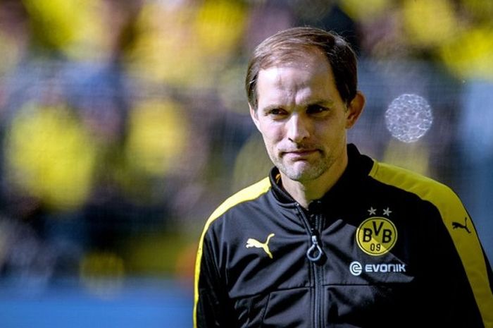 Mimik wajah serius pelatih Borussia Dortmund, Thomas Tuchel, saat mengawal timnya melawan Hoffenheim dalam laga lanjutan Liga Jerman 2016-2017 di Dortmund, (6/5/2017).