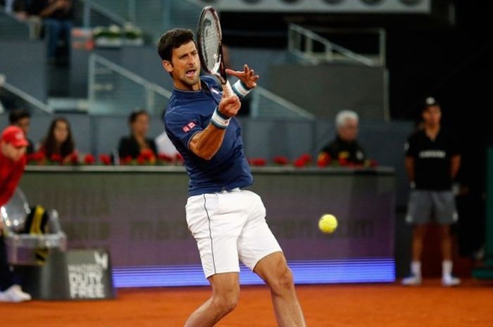 Pemain Serbia, Novak Djokovic, mengembalikan bola dari Feliciano Lopez (Spanyol) saat bertanding pada babak ketiga Madrid Terbuka di Caja Magica, Madrid, Kamis (11/5/2017).