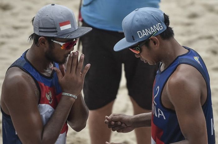 Pebola voli pantai putra Indonesia Gilang Ramadhan (kiri)/Danangsyah Yudistira Pribadi (kanan) berdoa sebelum bertanding melawan wakil Oman pada pertandingan babak perempat final voli pantai  Asian Games 2018 di arena Jakabaring Sport City, Palembang, Sumsel, Sabtu (25/8/2018).