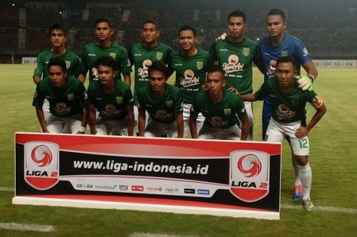 Kiper Dimas Galih (berdiri paling kanan) berpose dengan pemain Persebaya jelang laga kontra Madiun Putra pada laga perdana Liga 2 musim 2017 di Gelora Bung Tomo, Surabaya, Rabu (19/4/2017) malam.  