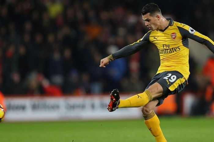 Aksi gelandang Arsenal, Granit Xhaka, dalam laga kontra Bournemouth di Vitality Stadium, Selasa (3/1/2017)