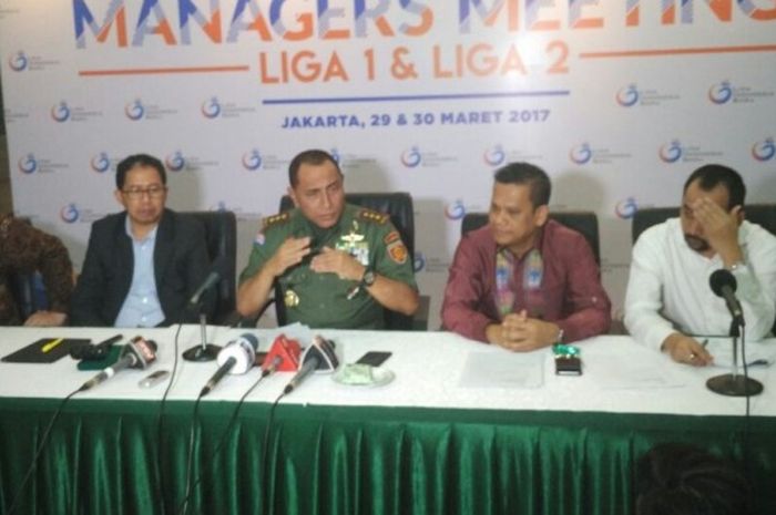 Ketua Umum PSSI, Edy Rahmayadi, dan jajarannya dalam konferensi pers di Gedung Makostrad, Gambir, Jakarta Pusat, Kamis (30/3/2017) sore.