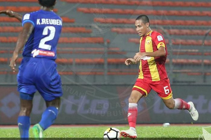 Aksi Evan Dimas bersama Selangor FA saat menjamu PKNS FC pada pekan ke-17 Liga Super Malayais 2018 di Stadion Cheras, Kuala Lumpur, 6 Juni 2018. 