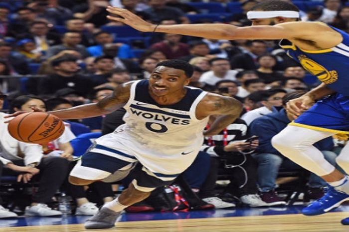 Pemain Minnesota Timberwolves, Jeff Teague (kiri) saat mencoba melewati hadangan pemain Golden State Warriors dalam laga NBA pre-season yang diadakan di China.