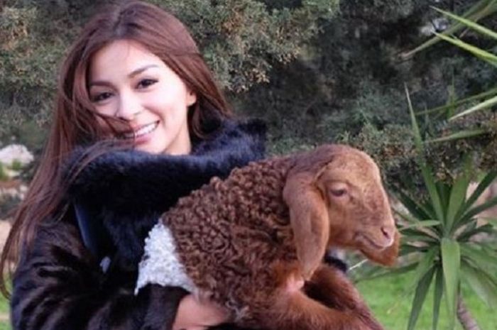 Sandra Olga mencoba menangkap seekor domba. Hal tersebut diungkapkan Sandra Olga melalui akun instagramnya.