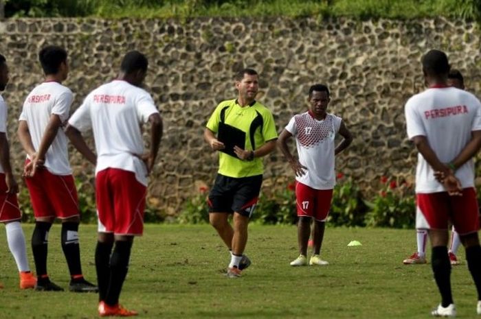 Osvaldo Lessa menunjuk Ian Louis Kabes sebagai kapten tim Mutiara Hitam.