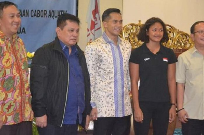 Ketua umum PB PRSI, Anindya Bakrie (tengah) bersama ketua umum Pengprov PRSI DKI, Erwin Eka Kurniawan (kiri), Ketua Komisi E DPRD DKI, Syahrial dna Ketua KONI DKI, Djamhuron.