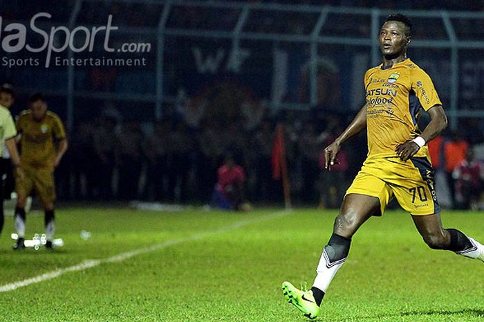 Aksi striker Persib Bandung, Ezechiel N'Douassel, saat tampil melawan Arema FC dalam laga pekan ke-19 Liga 1 di Stadion Kanjuruhan Malang, Jawa Timur, Sabtu (12/08/2017) malam.