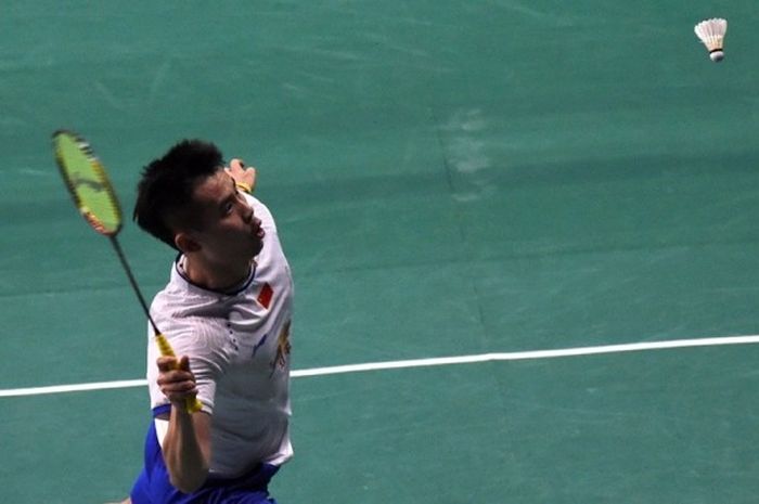 Pebulu tangkis tunggal putra China, Qiao Bin, bersiap memukul kok yang dilepas lawannya, Sai Praneeth (India), pada babak kedua turnamen Singapura Terbuka di Singapore Indoor Stadium, Kamis (13/4/2017).