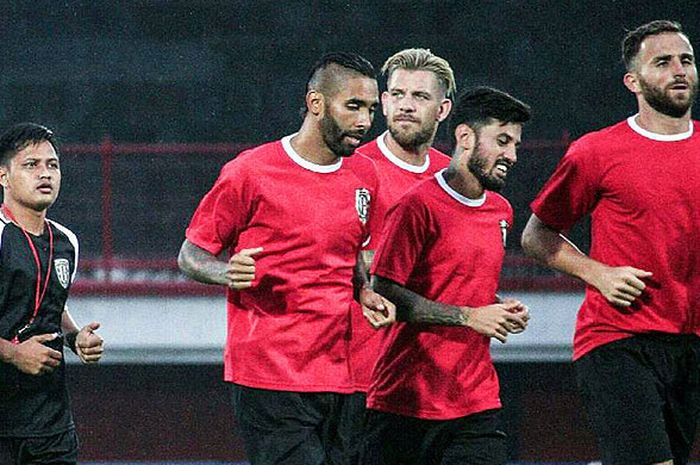 Pemain Bali United melakukan latihan rutin di Stadion Kapten I Wayan Dipta, Senin (12/2/2018).