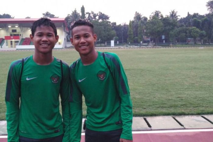 Penyerang timnas U-16 Indonesia, Amiruddin Bagas Kaffa Arrizqi (kanan) dan saudara kembarnya fullback Amiruddin Bagus Kahfi Alfikri (kiri) berpose di Lapangan Atang Sutresna, Markas Kopassus, Cijantung, Minggu (2/7/2017).