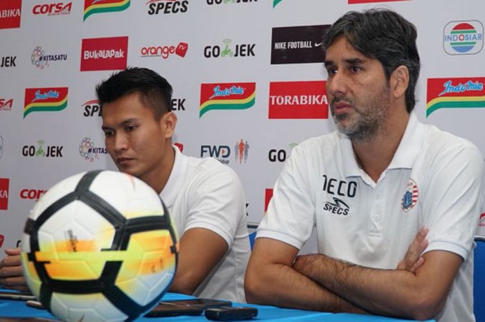Kiper dan pelatih Persija Jakarta, Shahar Ginanjar serta Stefano Cugurra dalam jumpa pers di ruang media Stadion Kanjuruhan, Malang, Sabtu (4/8/2018).