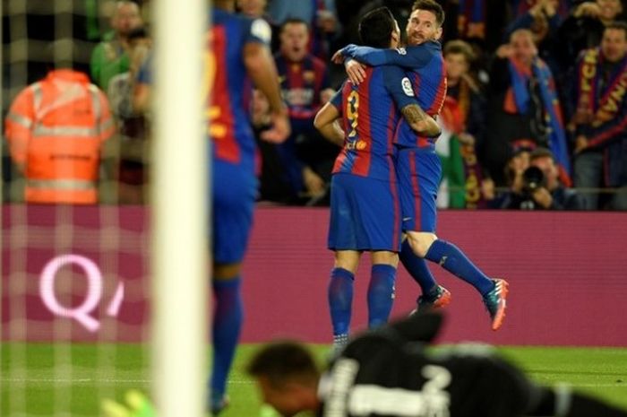 Penyerang Barcelona, Lionel Messi, merayakan golnya bersama Luis Suarez dalam pertandingan La Liga melawan Valencia pada 19 Maret 2017.