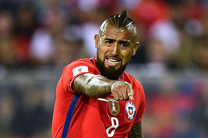 Gestur pemain Cile, Arturo Vidal, saat tampil melawan Paraguay dalam laga kualifikasi Piala Dunia 2018 di Santiago, pada 31 Agustus 2017.