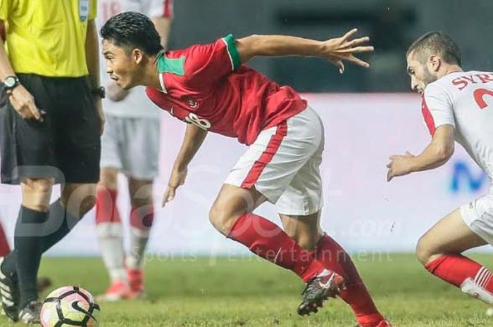 Pemain Timnas U-23 Indonesia Muhammad Arfan berduel dengan pemain Suriah U-23 di Stadion Wibawa Mukti, Cikarang, Kamis (16/11/2017).