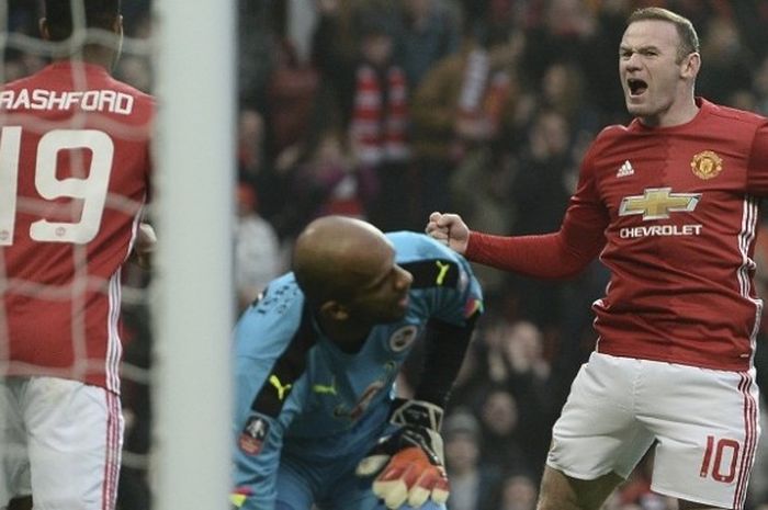 Kapten Manchester United, Wayne Rooney, merayakan gol ke gawang Reading dalam laga babak ketiga Piala FA, di Stadion Old Trafford, Sabtu (7/1/2016).
