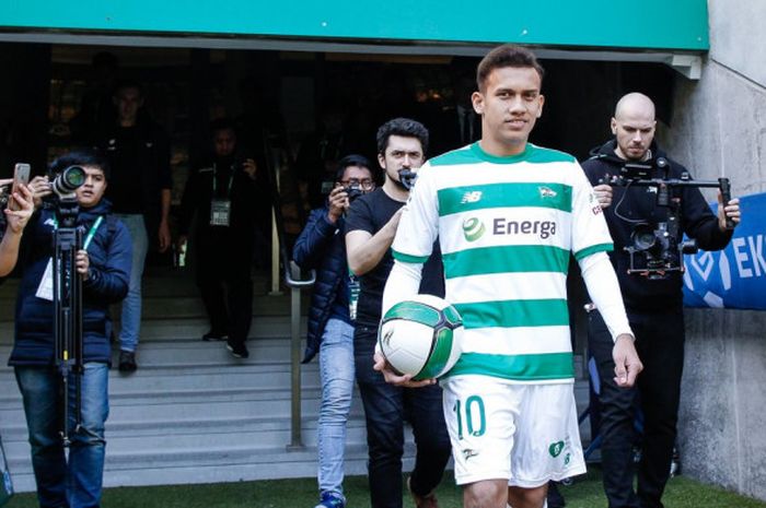       Egy Maulana Vikri saat diperkenalkan ke hadapan publik Lechia Gdansk di Stadion Energa Gdansk, Polandia, Minggu (11/3/2018)       