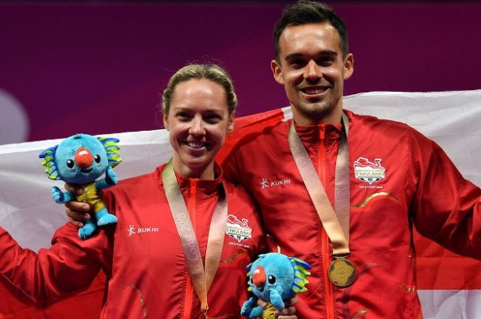 Pasangan ganda campuran Inggris, Chris Adcock/Gabrielle Adcock, berpose setelah memastikan meraih medali emas pada Commonwealth Games 2018 di final yang berlangsung di Carrara Sports Arena, Gold Coast, Australia, Minggu (15/4/2018).