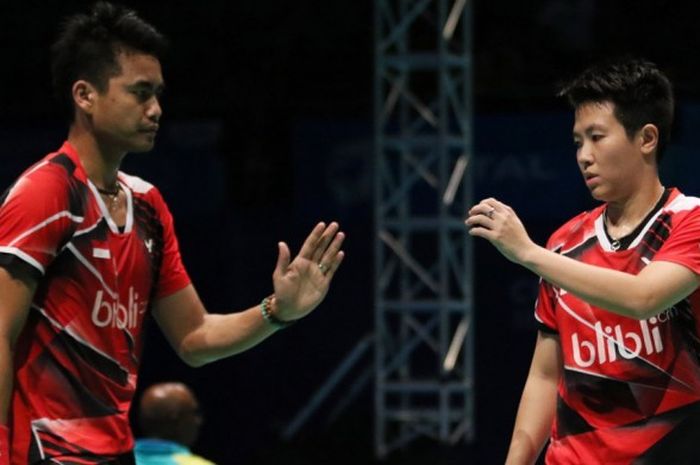 Pasangan ganda campuran nasional, Tontowi Ahmad/Liliyana Natsir, bersiap melakukan tos setelah memastikan tempat di perempat final Malaysia Terbuka 2016.