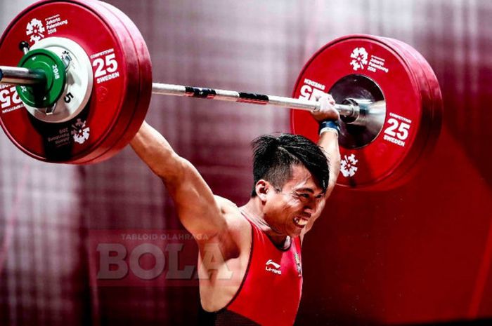 Lifter Indonesia, Deni, saat tampil pada final Grup B nomor 69 kilogram putra Asian Games 2018.