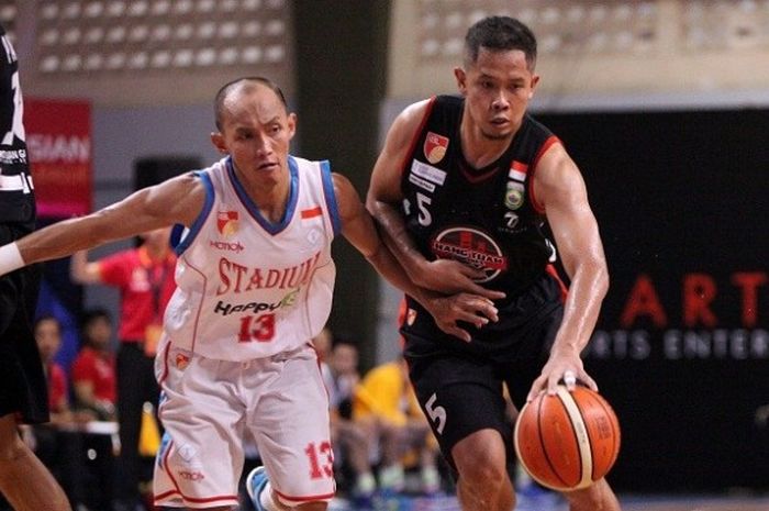 Pemain Hangtuah Sumsel, Andrie Ekayana (Nomor 5), menjadi penampil terbaik ketika menghadapi Stadium Jakarta  pada lanjutan seri VI IBL di GOR Kertajaya, Surabaya, Minggu (24/4/2016).