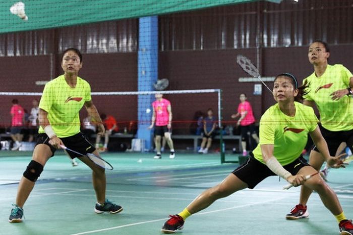 Dari kiri ke kanan, pebulu tangkis ganda putri Indonesia, Ni Ketut Mahadewi Istarani, Greysia Polii, dan Della Destiara Haris sedang menjalani latihan perdana tim Uber di Hipo Badminton, Bangkok, Kamis (17/5/2018).