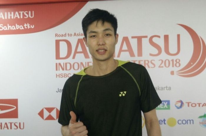 Pebulu tangkis tunggal putra Taiwan, Chou Tien Chen, berpose seusai konferensi pers semifinal Indone