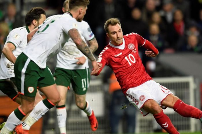 Gelandang serang Denmark, Christian Eriksen, berusaha melepaskan operan pada pertandingan play-off Piala Dunia 2018 melawan Republik Irlandia di Telia Parken, Sabtu (11/11/2017) waktu setempat.