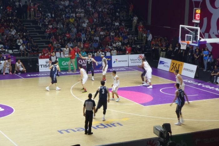 Timnas basket putra Indonesia menghadapi Korea Selatan pada laga Asian Games 2018, di Hall Basket, Gelora Bung Karno, Senayan, Jakarta, Selasa (14/8/2018).