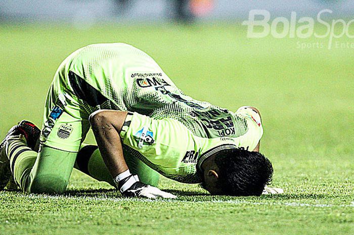 Kiper Persib Bandung, Muhammad Natshir, melakukan sujud syukur usai timnya mengalahkan PSM Makassar pada pekan kesepuluh Liga 1 2018 di Stadion GBLA, Bandung, Rabu(23/05/18).