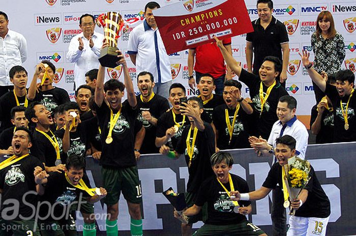 Tim Vamos Mataram merayakan sukses menjuarai Liga Futsal Profesional setelah pada partai final di final di GOR UNY, Yogyakarta, Minggu (7/5/2018), mengalahkan SKN Kebumen 6-1.