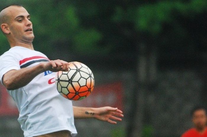 Kiko Insa mengontrol bola dengan dadanya dalam latihan perdananya bersama Bali United di Lapangan Trisakti Legian, Rabu (2/3/2016) pagi.