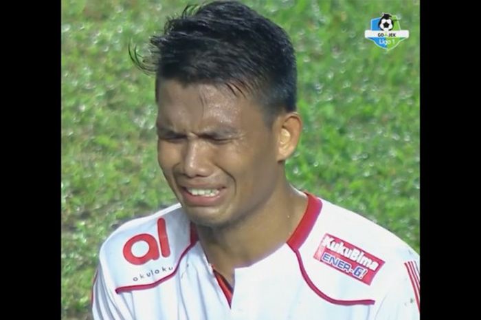 Gelandang Persija Jakarta, Sandi Darman Sute mengucapkan rasa syukur sambil menangis tersedu-sedu setelah timnya menang dramatis 1-0 atas tuan rumah Borneo FC, di Stadion Aji Imbut, Tenggarong, Rabu (12/9/2018).