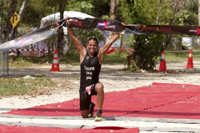 Muhammad Taufik sesaat masuk garis finis pada Rhino Cross Triathlon kategori Male Open di Tanjung Lesung, Banten, Minggu (30/9/2018).