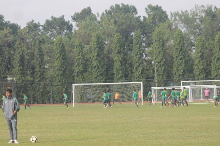 Indra Sjafri, saat memimpin latihan timnas U-19 Indonesia di Stadion Universitas Negeri Yogyakarta (UNY), Rabu (27/6/2018) pagi WIB.