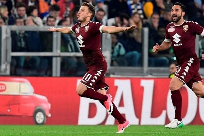 Penyerang Torino, Adem Ljajic (kiri), melakukan perayaan setelah mencetak gol ke gawang Juventus pada partai Serie A - kasta teratas Liga Italia - di Turin, Sabtu (6/5/2017). 