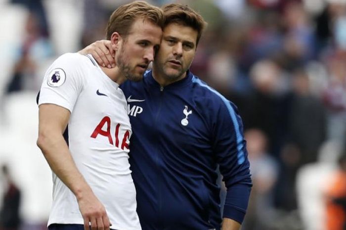 Harry Kane (kiri) dan pelatih Mauricio Pochettino berbicara seusai duel Liga Inggris antara Tottenham Hotspur dan West Ham United di London Stadium, 23 September 2017.