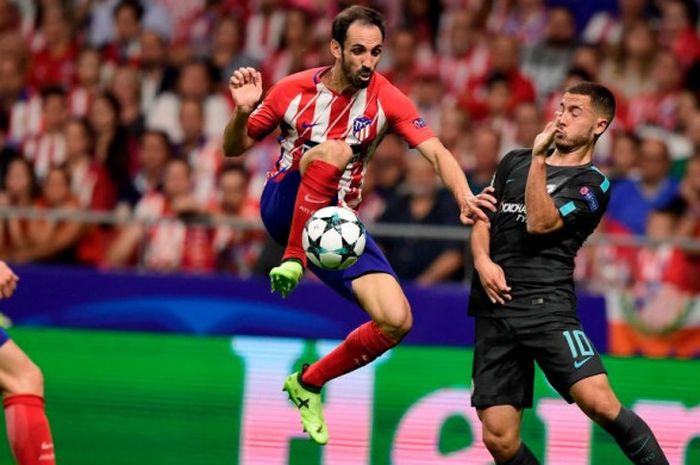 Juanfran dan Eden Hazard berduel dalam laga Atletico Madrid versus Chelsea di Wanda Metropolitano, Rabu (27/9/2017)