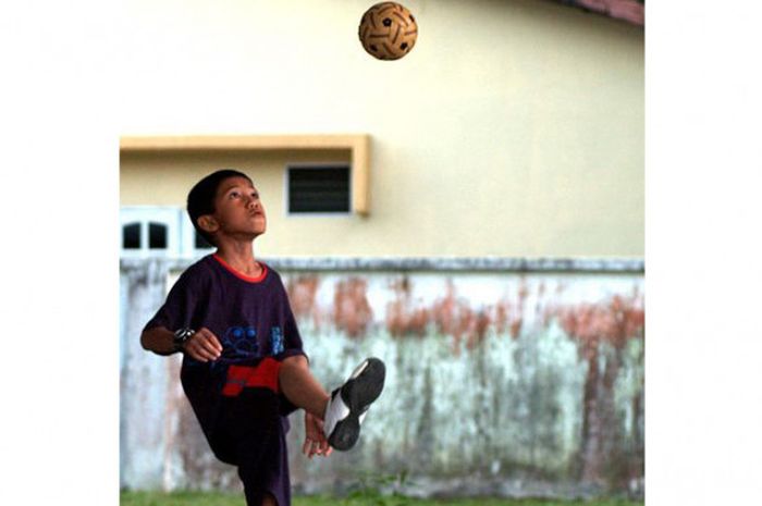 Sepak takraw merupakan gabungan sepak bola dan voli.