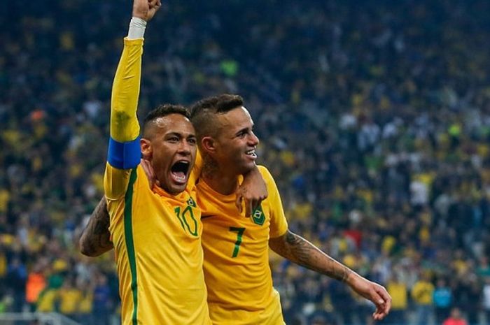 Neymar (kiri) saat membela Brasil dalam perempat final Olimpiade Rio de Janeiro 2016 kontra Kolombia