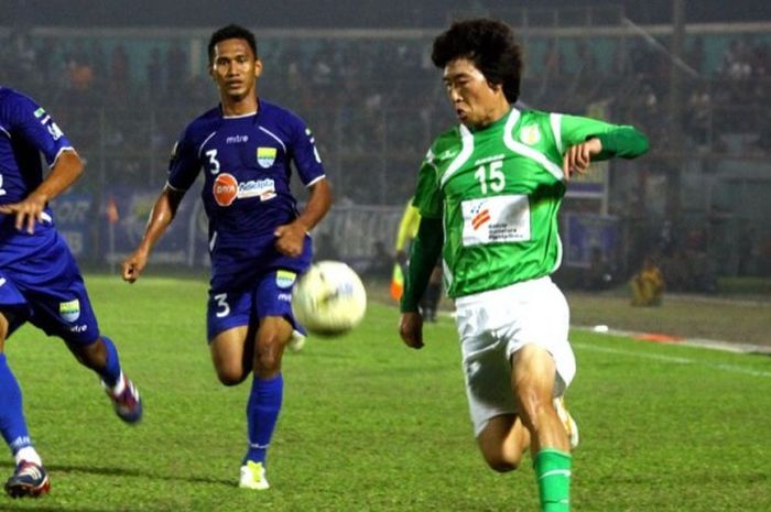 Shin Hyun-joon (kanan/hijau), salah satu pemain asing PSMS Medan di ISL 2011/12 yang juga belum mend