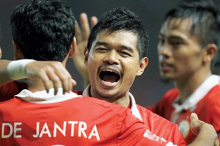 Striker Persija, Bambang Pamungkas, merayakan gol yang dicetak Ade Jantra saat mengalahkan PS TNI 1-0 di Stadion Utama Gelora Bung Karno, Jakarta, Jumat (10/6/2016).