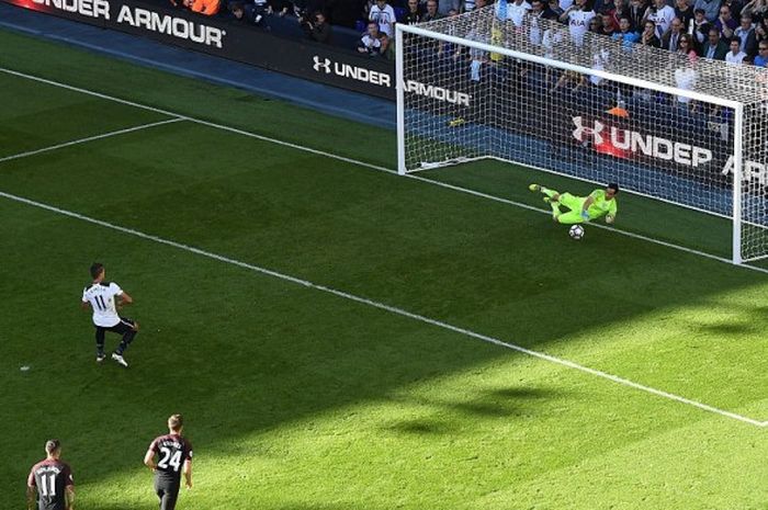 Winger Tottenham Hotspur, Erik Lamela, gagal mengeksekusi penalti dalam pertandingan Premier League kontra Manchester City di White Hart Lane, London, Inggris, 2 Oktober 2016.