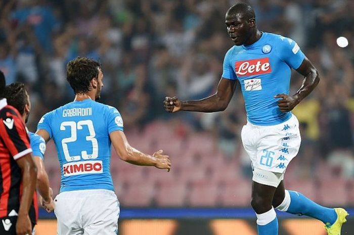 Aksi selebrasi gol bek tengah Napoli, Kalidou Koulibaly (kanan), setelah menjebol gawang Nice dalam laga uji coba di San Paolo, Napoli, 1 Agustus 2016.