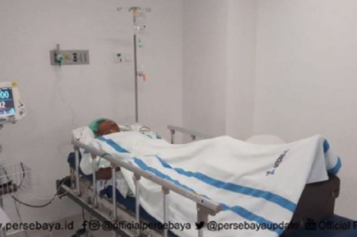 Rachmat Irianto usai menjalankan operasi cedera kakinya di National Hospital Surabaya, Senin (9/4/2018)