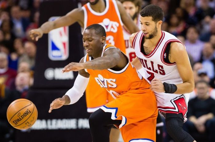 Pebasket Cleveland Cavaliers, Kay Felder (jersey oranye, #20), kehilangan kendali atas bola yang didribel saat mendapat penjagaan dari pemain Chicago Bulls, Michael Carter-Williams (#7), pada laga musim reguler NBA di Quicken Loans Arena, Cleveland, Ohio, Amerika Serikat, Selasa (4/1/2017) malam waktu setempat. Bulls mengalahkan Cavaliers dengan 106-94.