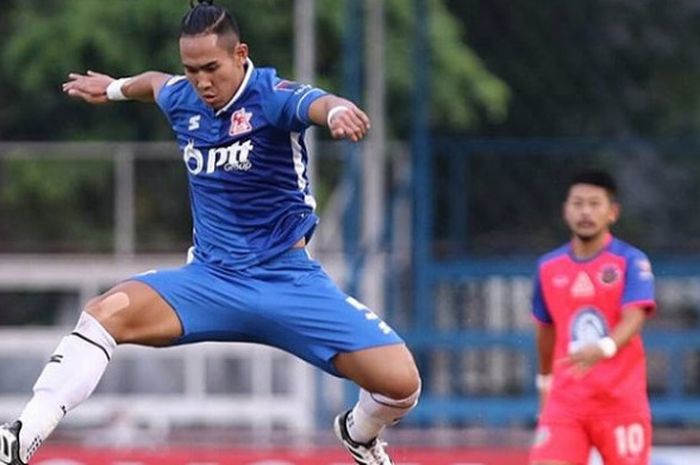    Aksi pemain belakang PTT Rayong asal Indonesia, Ryuji Utomo saat timnya dijamu Kasetsrat FC di Stadion TOT, Bangkok pada 29 April 2018.    