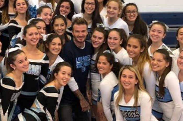 David Beckham dikelilingi para gadis remaja di kunjungannya ke Lady of Lourdes Academy